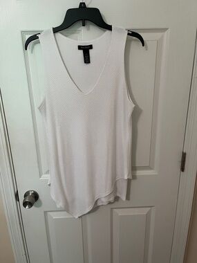 Vince Camuto White V-Neck Textured Sleeveless Tank